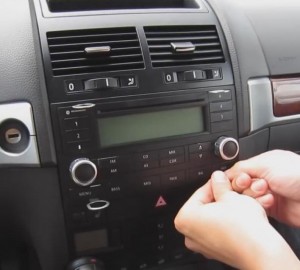 remove VW Touareg stereo 