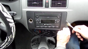 2004-2008 Ford focus Radio installation step 1