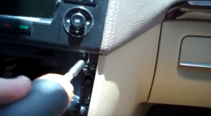 Remove two screws that fixed the radio on the dashboard with a screwdriver